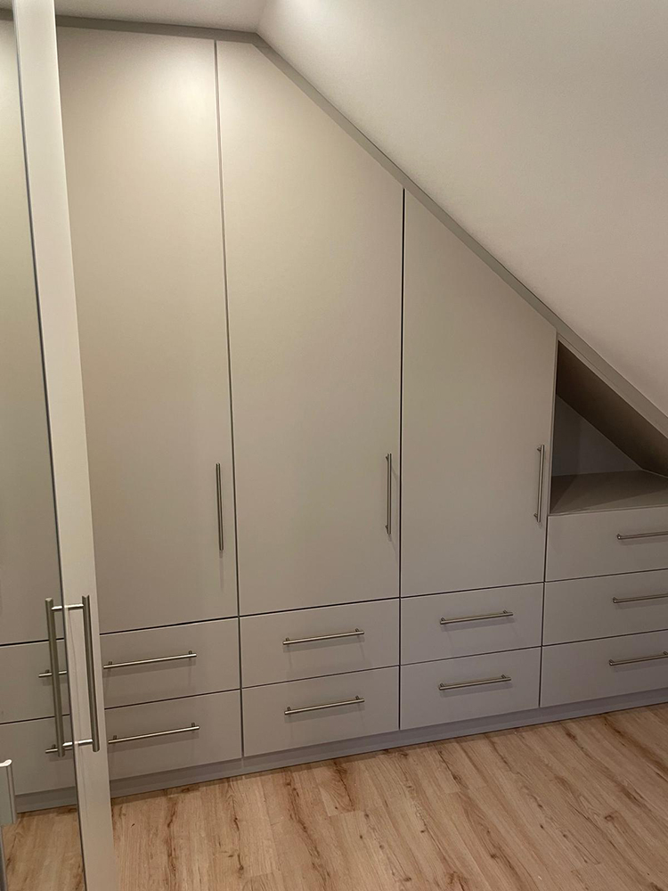 Einbauschrank individuell an die Dachschräge angepasst