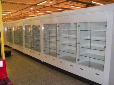  Schauvitrine mit Glastüren und -böden 