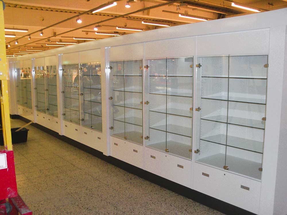 Schauvitrine mit Glastüren und -böden