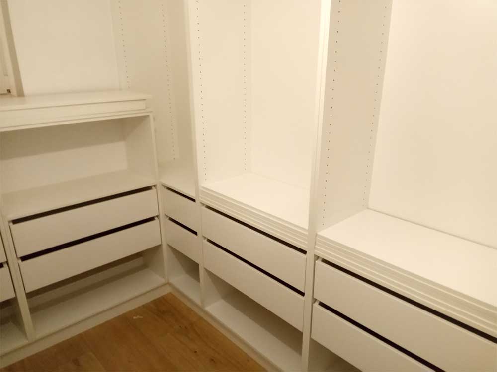 Begehbarer Kleiderschrank mit Kleiderstange und Schubkästen