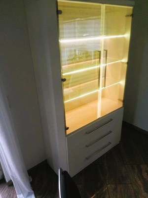  Beleuchtete Wohnzimmermöbel mit Vitrinen 