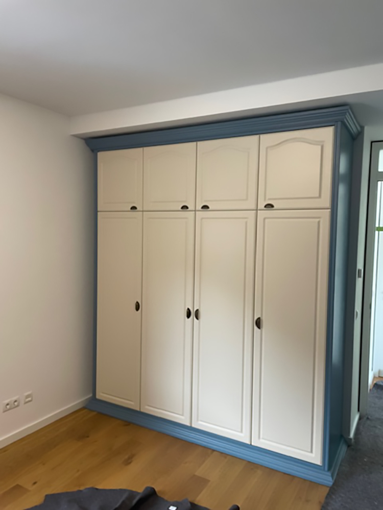 Kleiderschrank mit Profilen an Sockel und Kranz nach dem Einbau
