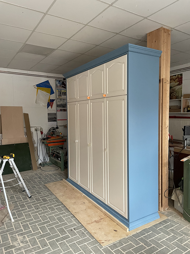 Kleiderschrank mit Profilen an Sockel und Kranz (Kontrollmontage in unserer Tischlerei vor Lieferung an Kunden)