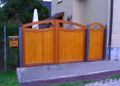 Hoftore mit Nebeneingang und Metall-Intarsien 